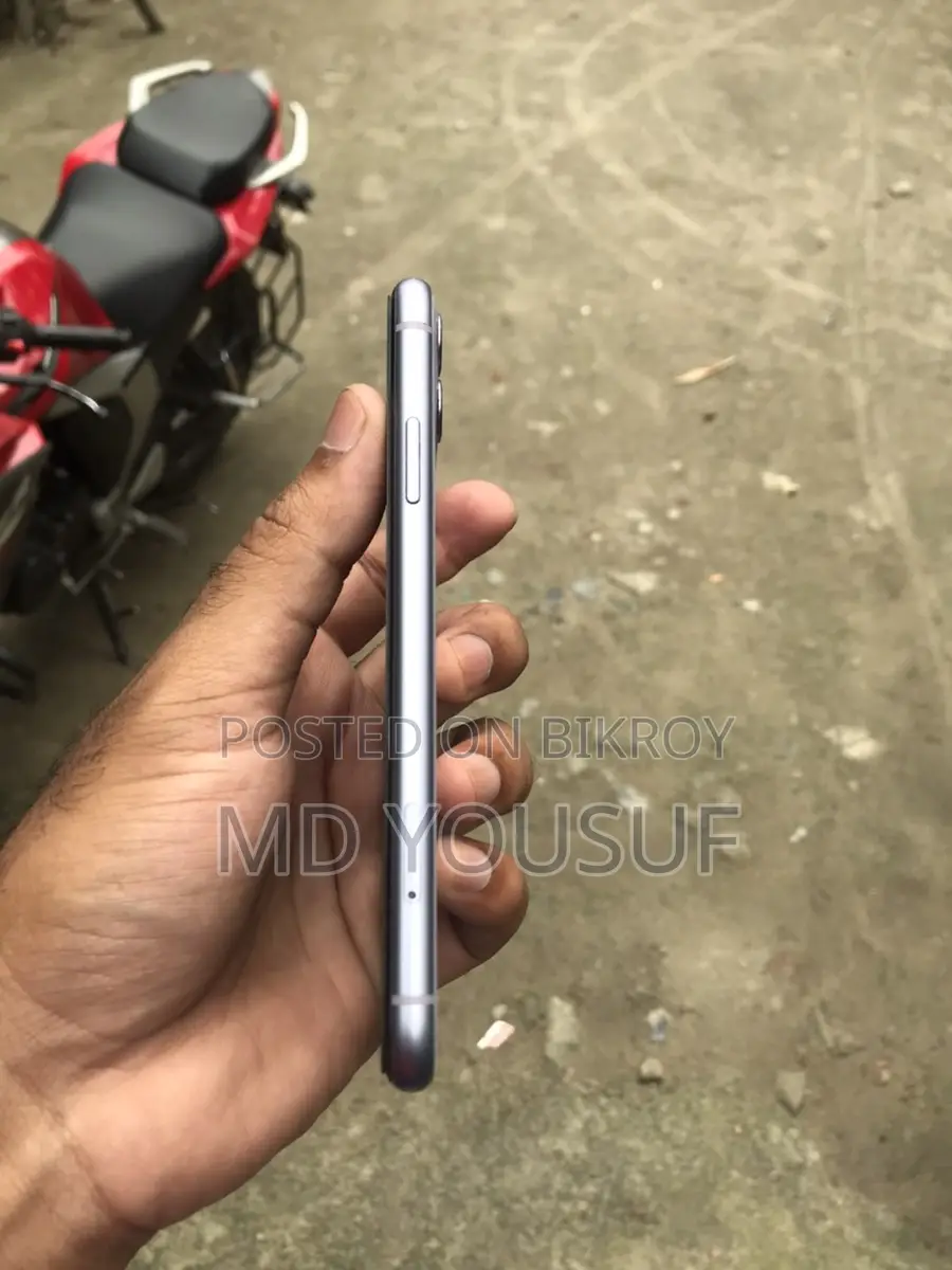 Apple iPhone 11 . (Used)