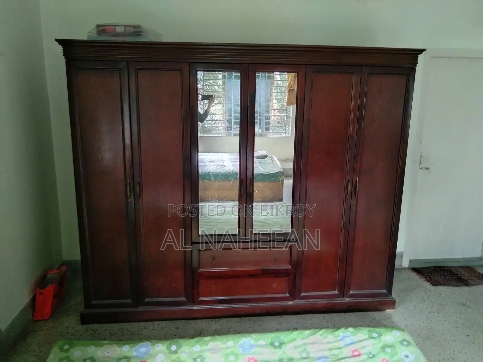 ৬ দরজাবিশিষ্ট অটোবি আলমারি