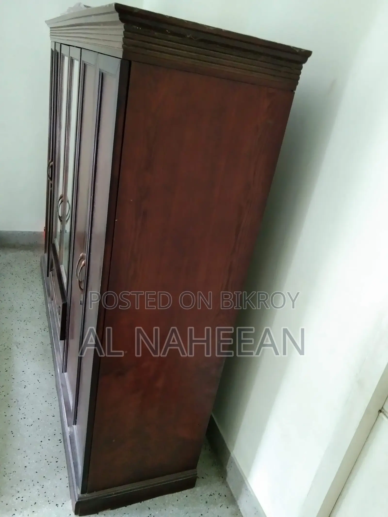 ৬ দরজাবিশিষ্ট অটোবি আলমারি