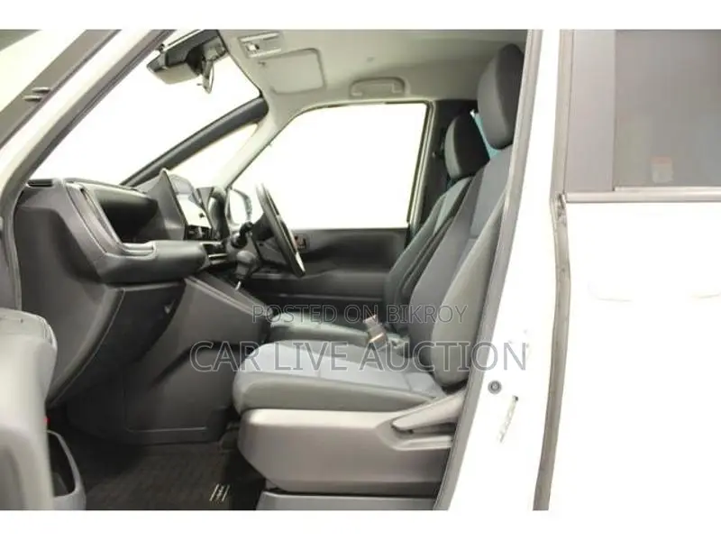 Toyota Noah Hybrid X 2022