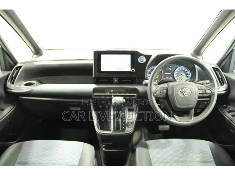 Toyota Noah Hybrid X 2022