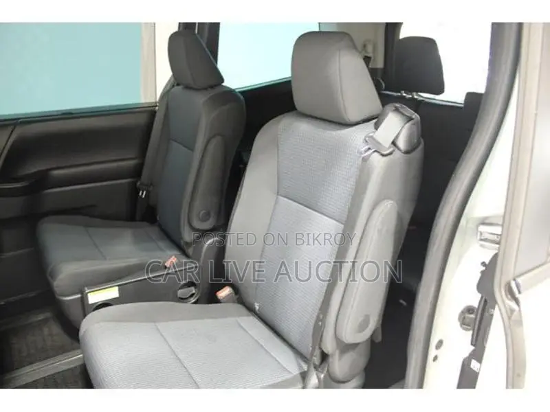 Toyota Noah Hybrid X 2022