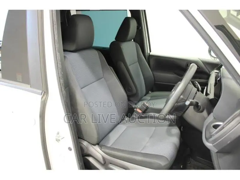 Toyota Noah Hybrid X 2022