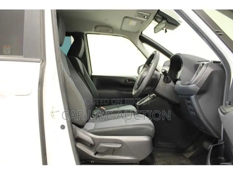 Toyota Noah Hybrid X 2022