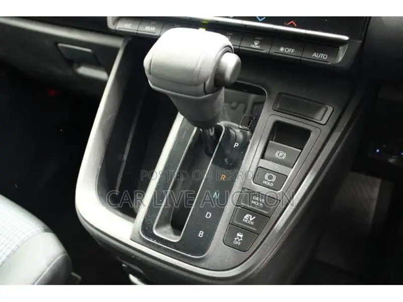 Toyota Noah Hybrid X 2022
