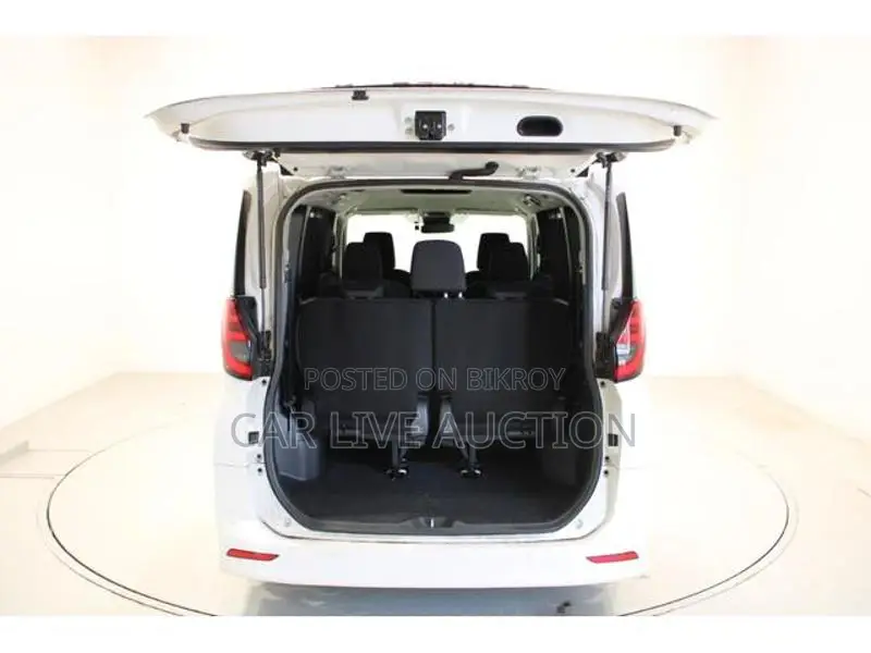 Toyota Noah Hybrid X 2022