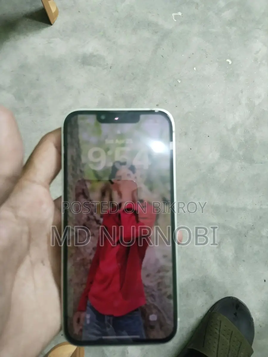 Apple iPhone 13 (Used)
