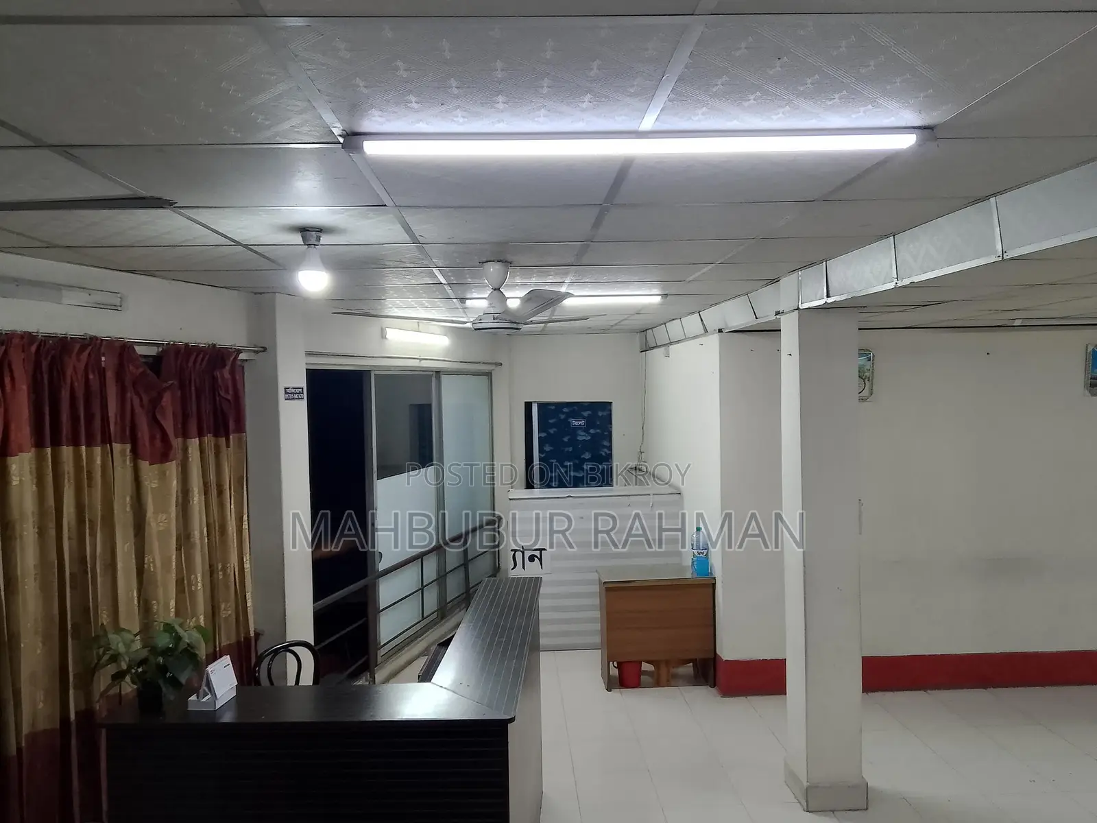 অফিস ডেকোরেশন এর জন্য ব্যবহৃত থাই গ্লাস, সিলিং, সহ বেশ কিছু আসবাবপত্র।
