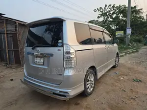 টয়োটা নোয়া ২০১১