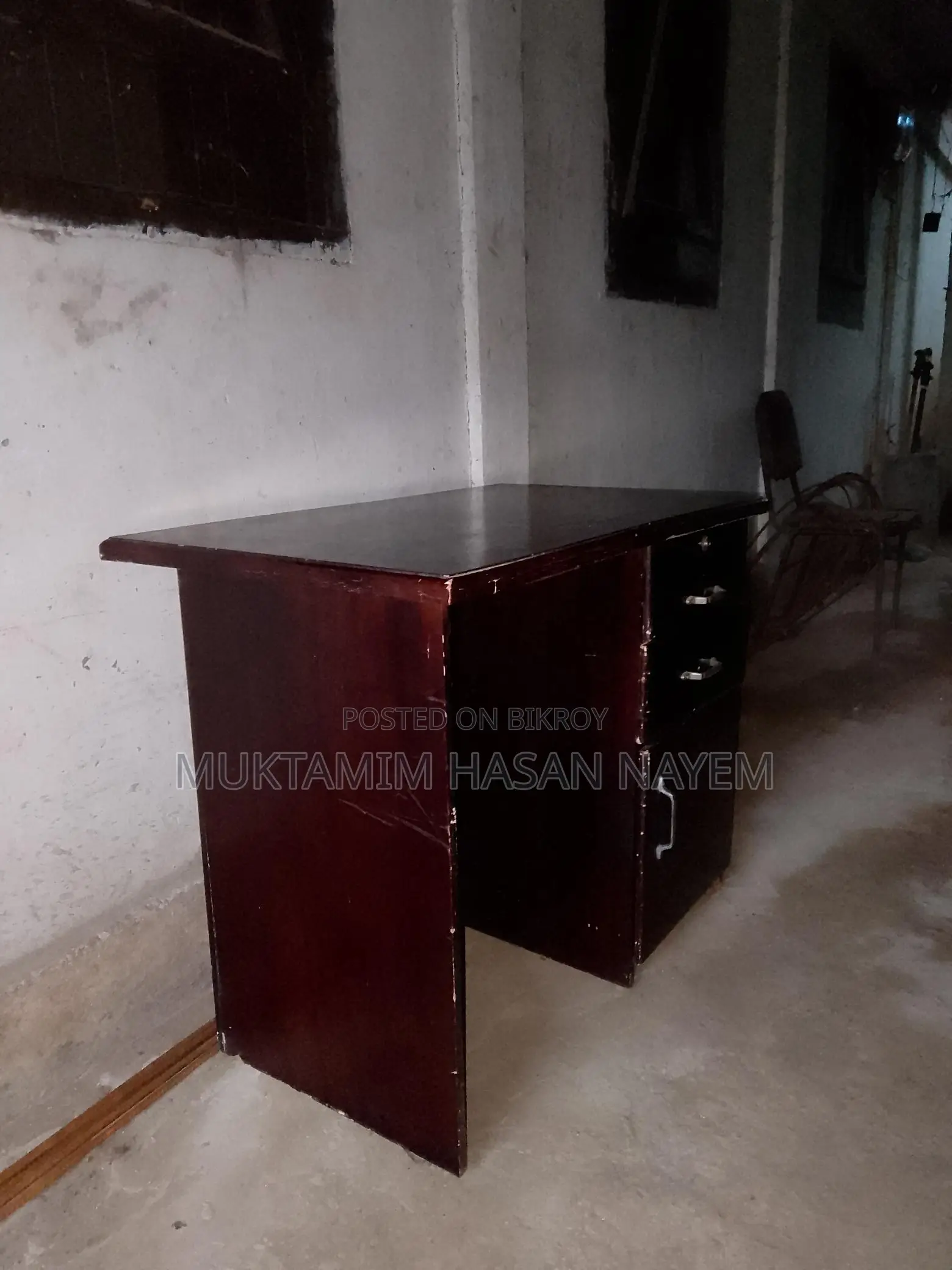 টেবিলটি বিক্রি করা হবে।