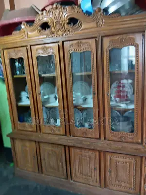 একটি সেগুন কাঠের শোকেস
