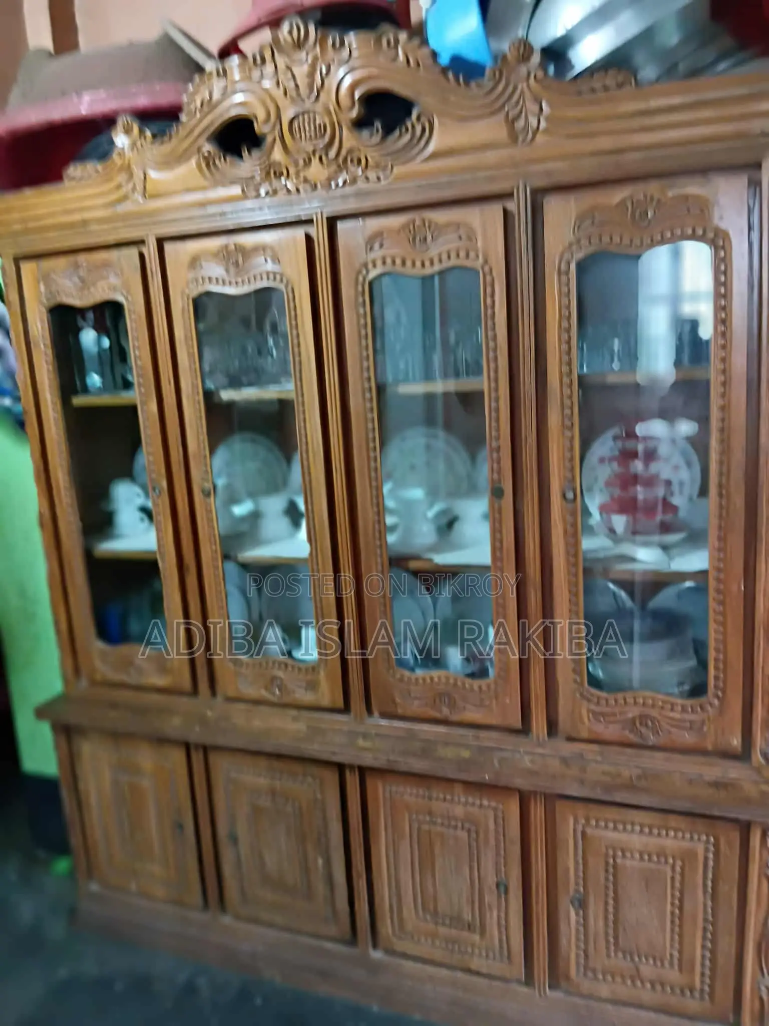 একটি সেগুন কাঠের শোকেস