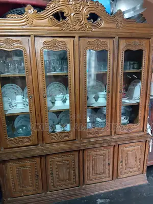 একটি সেগুন কাঠের শোকেস