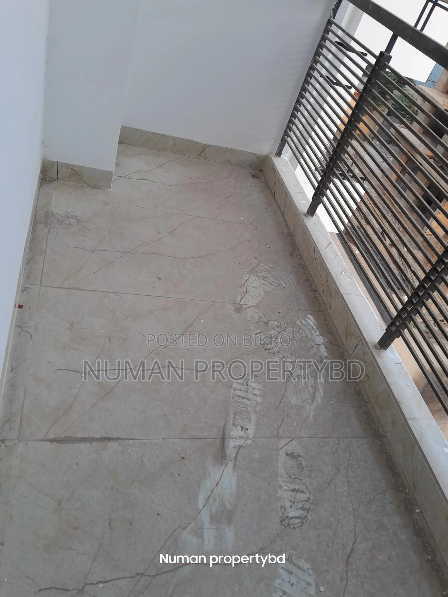 1500sq New Luxury Semi Furnished Flat Rent