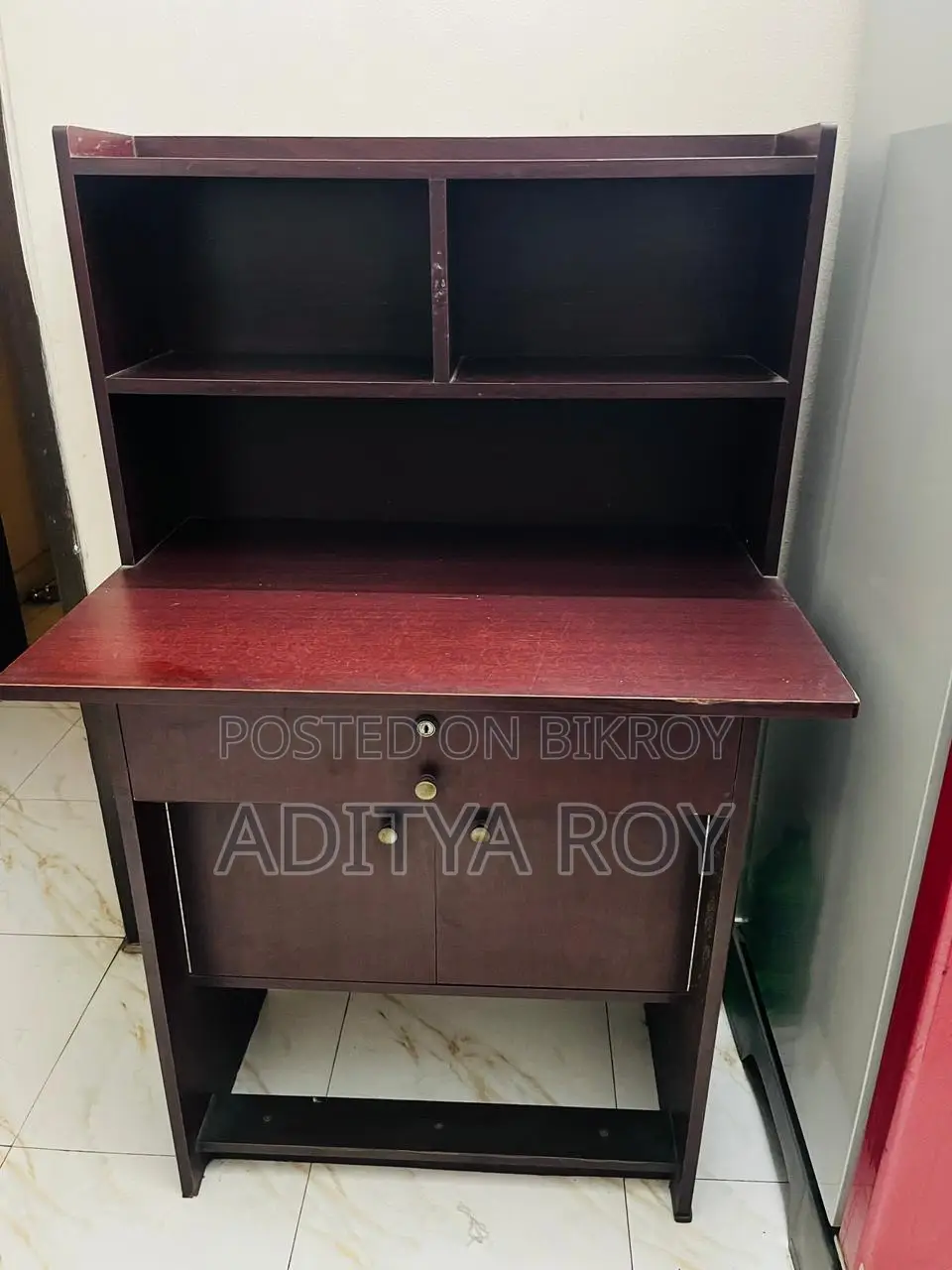 সুন্দর ও মজবুত স্টাডি টেবিল (ব্যবহৃত)