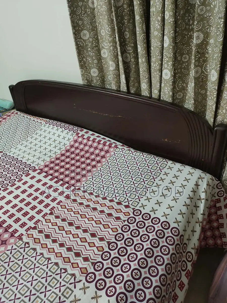 মেহগনি কাঠের বেড।