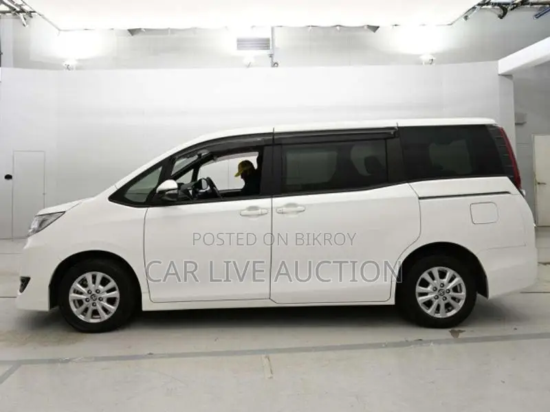 Toyota Noah Hybrid 2021