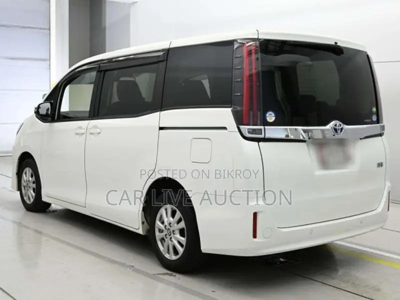 Toyota Noah Hybrid 2021