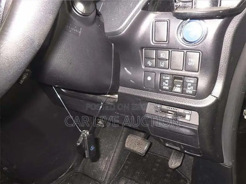 Toyota Voxy hybrid 2021