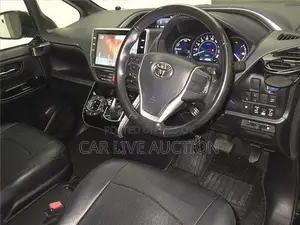 Toyota Voxy hybrid 2021