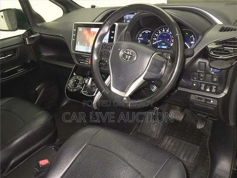 Toyota Voxy hybrid 2021