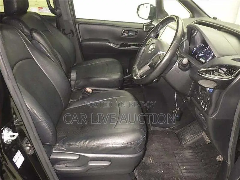 Toyota Voxy hybrid 2021