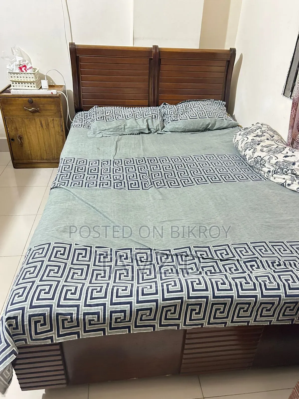Semi Double Bed, Khat