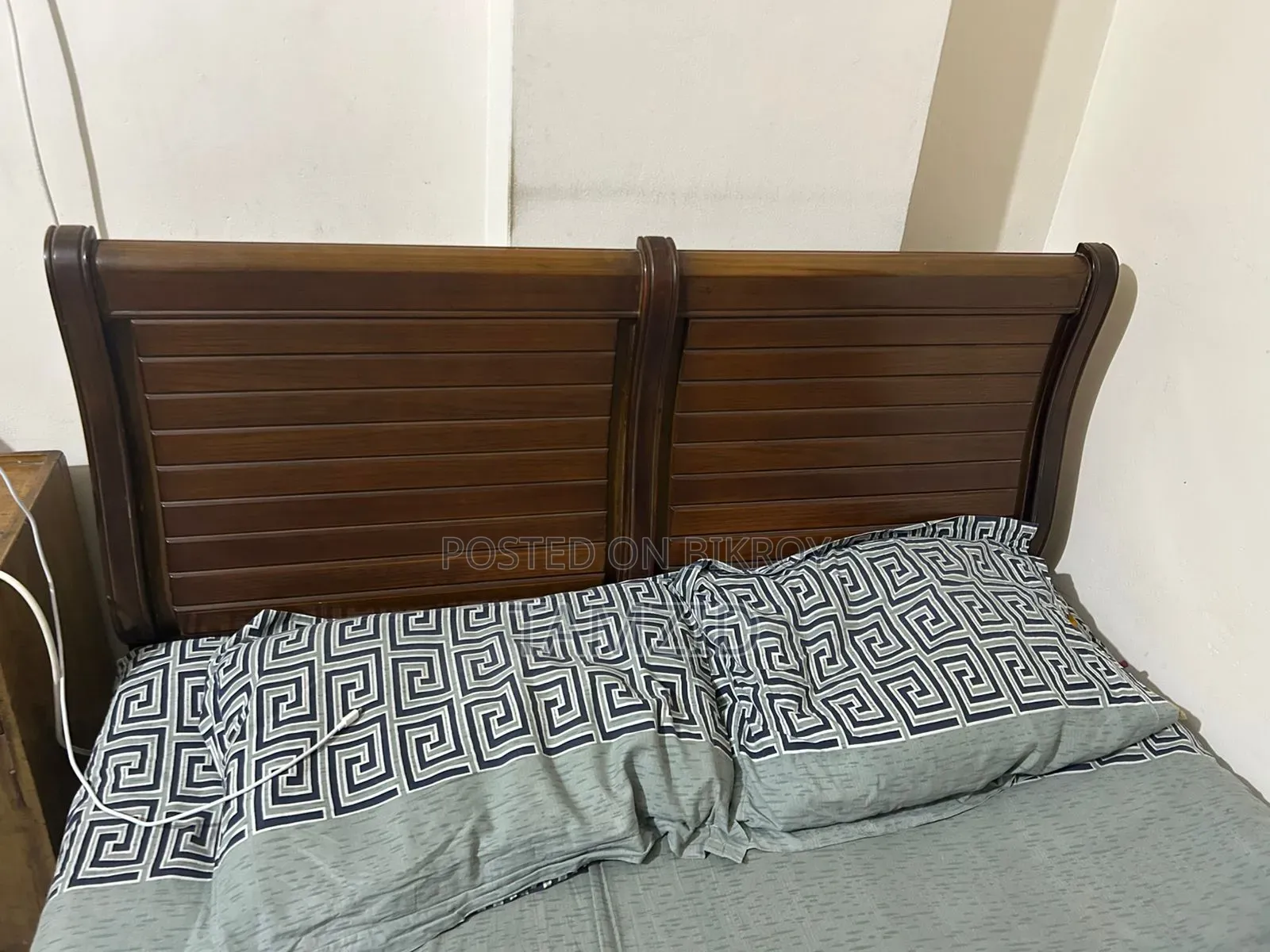 Semi Double Bed, Khat