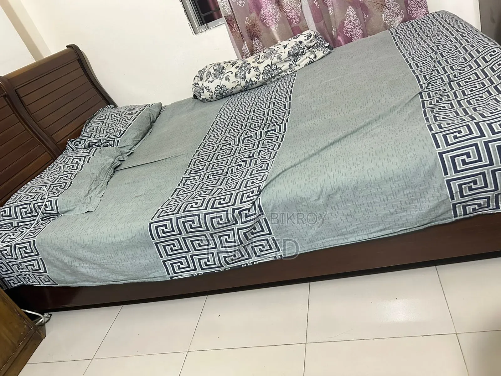 Semi Double Bed, Khat