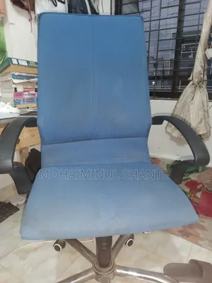 নীল রঙের বস চেয়ার