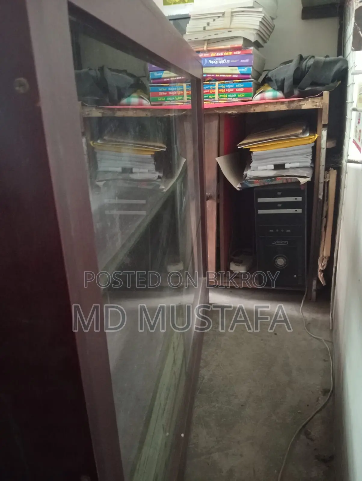 শোকেস বিক্রি করা হবে।