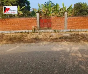 ৩০০ ফুটের কাছে, সেক্টর ৯-এ ৫ কাঠার প্লট