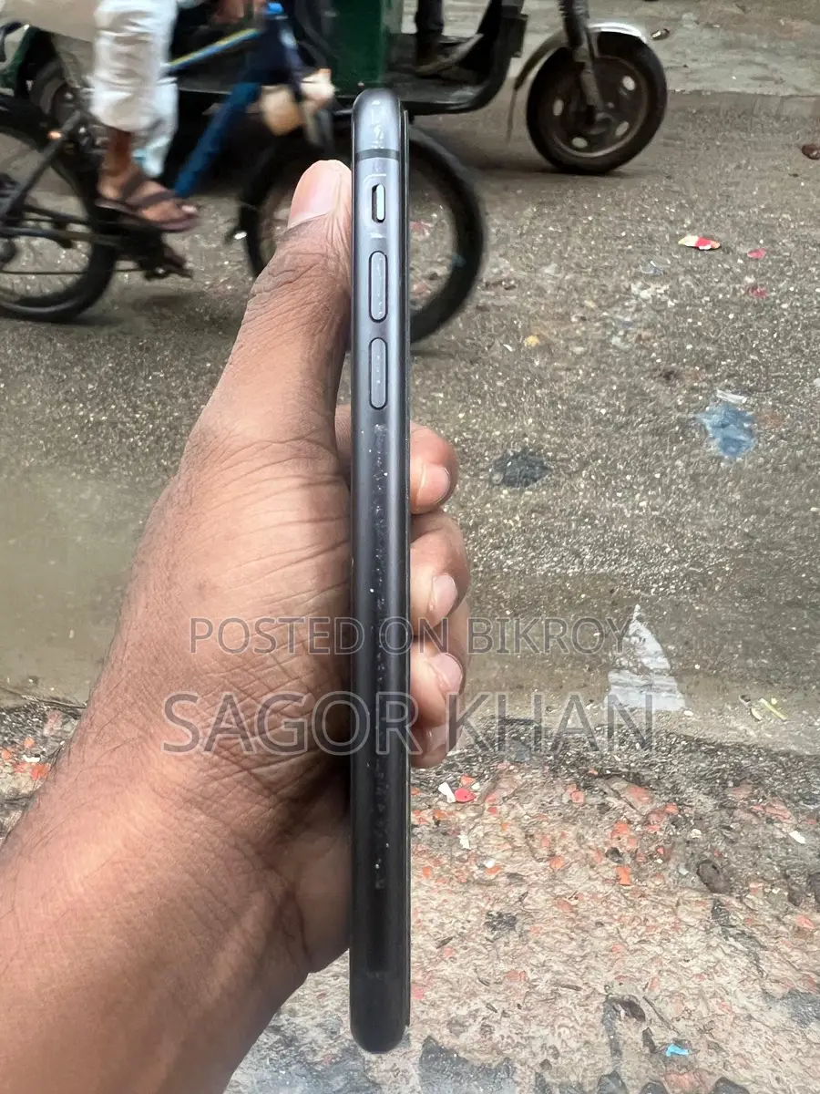 Apple iPhone 11 . (Used)