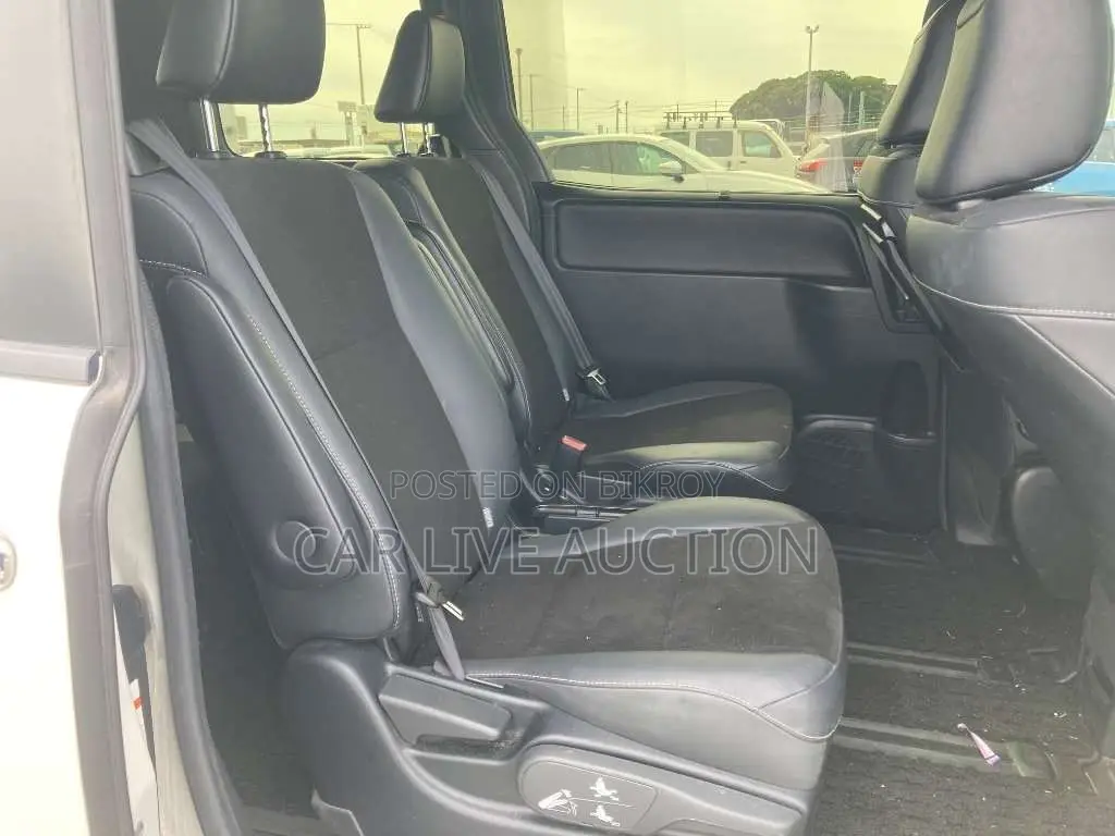 Toyota Noah hybrid 2021