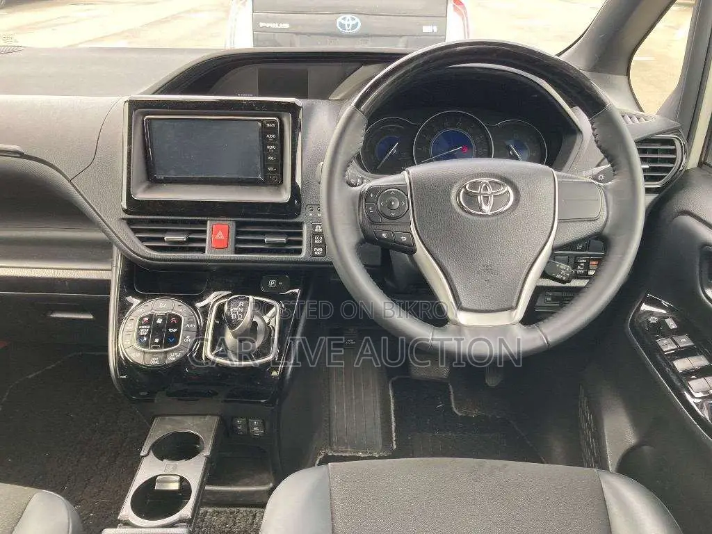 Toyota Noah hybrid 2021