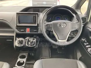 Toyota Noah hybrid 2021
