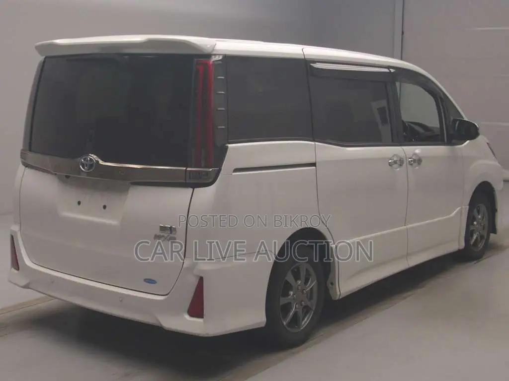 Toyota Noah hybrid 2021