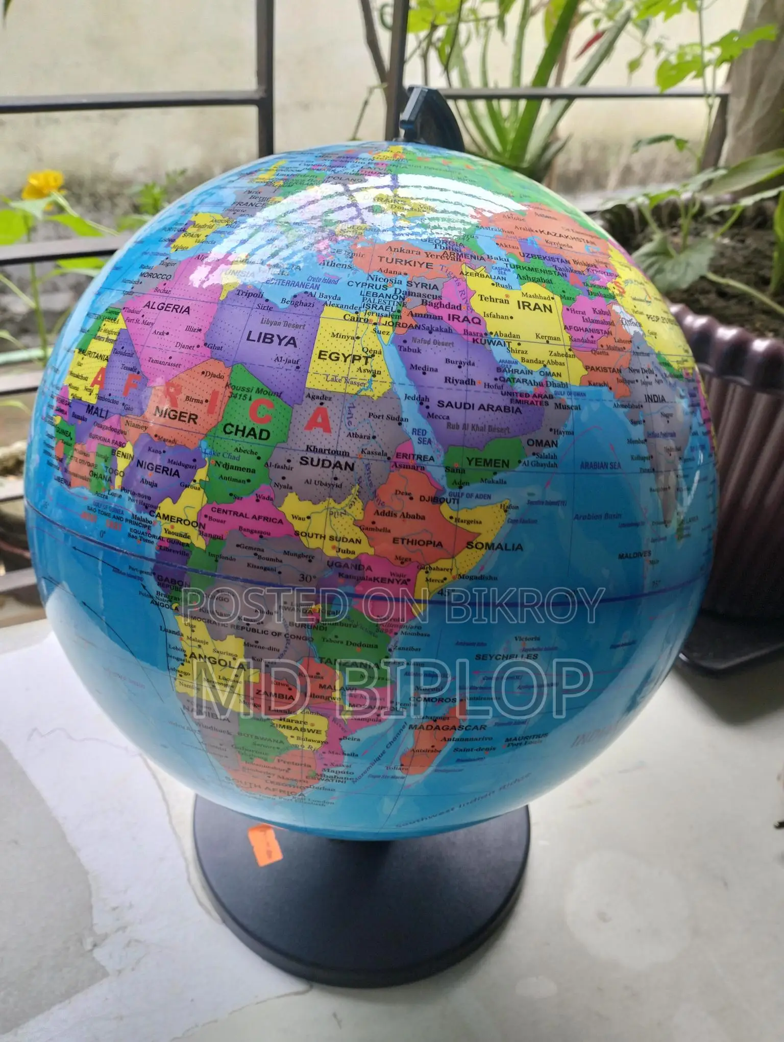 এটি একটি গ্লোব Globe বা বিশ্বমানচিত্রের গোলক