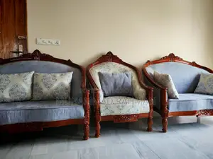 ২+২+১ উন্নত মানের ফেব্রিক্স এবং মেহগনি কাঠের একদম নতুন সোফা বিদেশে