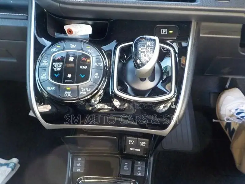 Toyota Esquire Hybrid Gi Pearl 2020