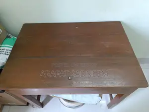 সিরিশ কাঠের টেবিল