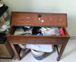 সিরিশ কাঠের টেবিল