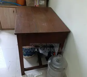 সিরিশ কাঠের টেবিল