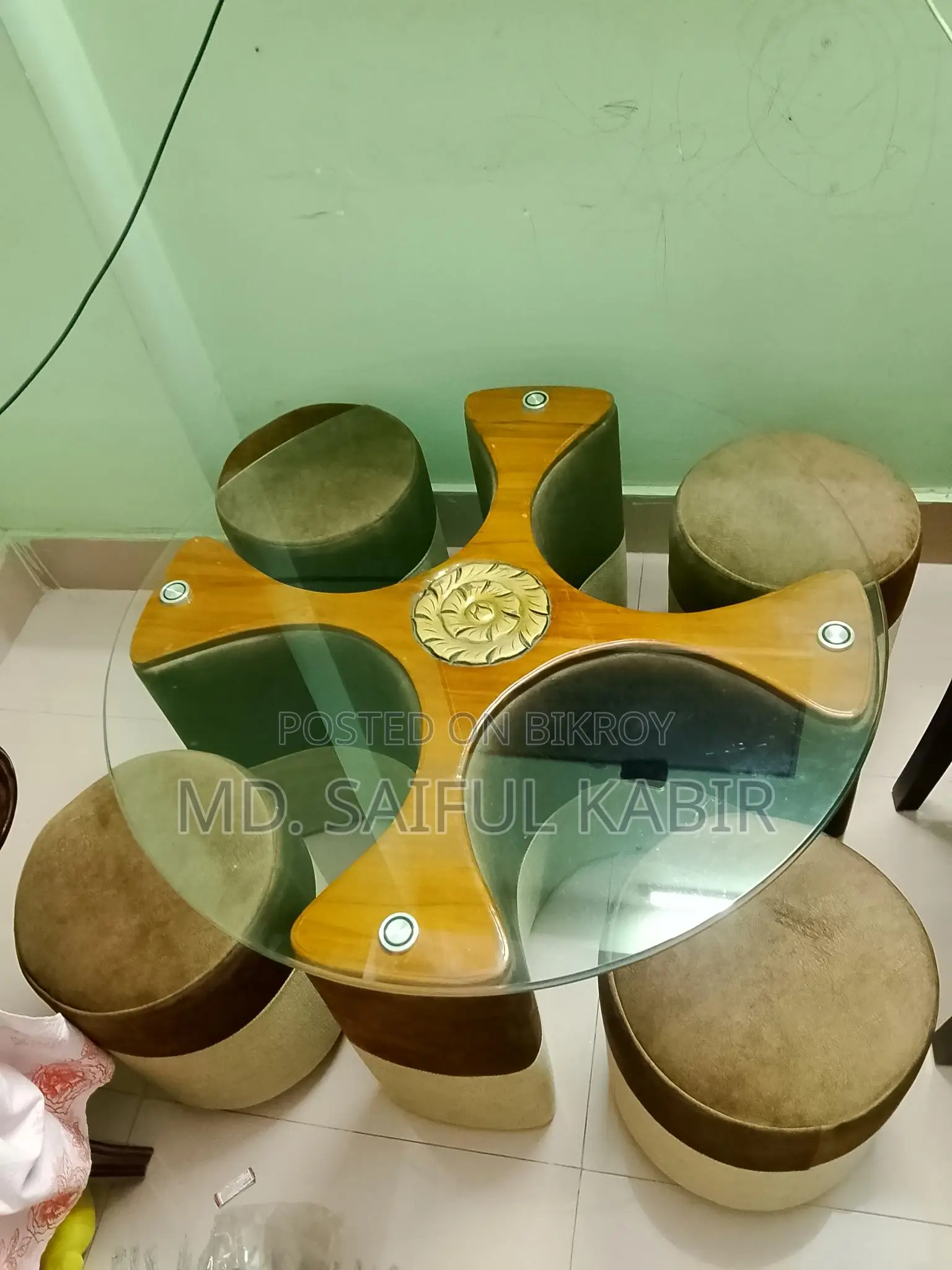 চারটি টুলসহ একটি টি টেবিল