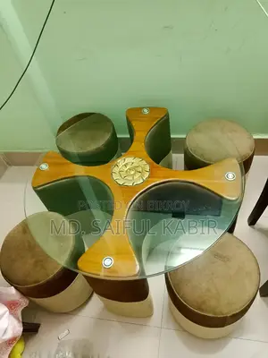 চারটি টুলসহ একটি টি টেবিল