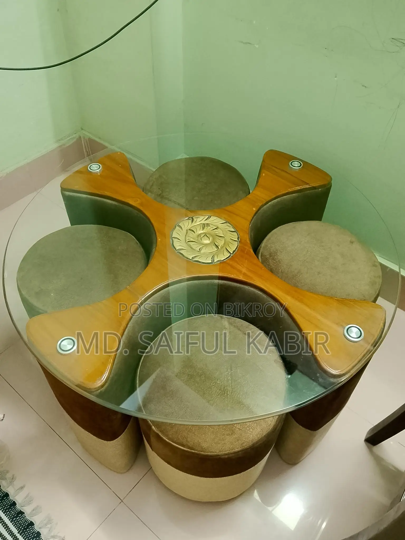 চারটি টুলসহ একটি টি টেবিল