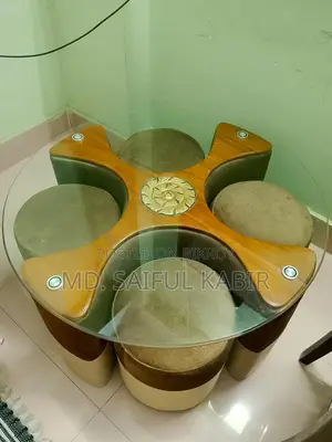 চারটি টুলসহ একটি টি টেবিল
