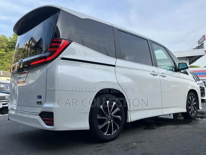 Toyota Noah S-Z, PEARL WHITE 2022
