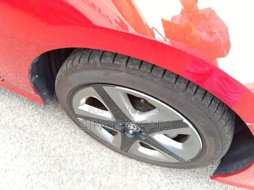 Toyota Prius S. touring. red 2020