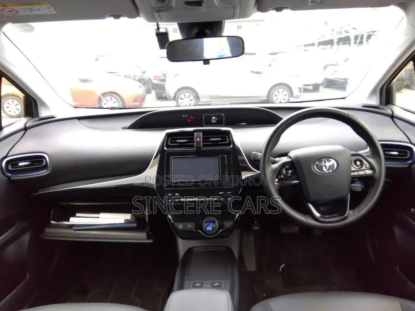 Toyota Prius S. touring. red 2020